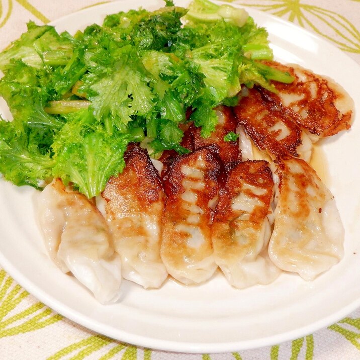 焼き餃子と愛彩菜炒め レシピ 作り方 By ひーじゃーまん 楽天レシピ 焼き餃子と愛彩菜炒め レシピ 作り方 By ひーじゃーまん 楽天レシピ